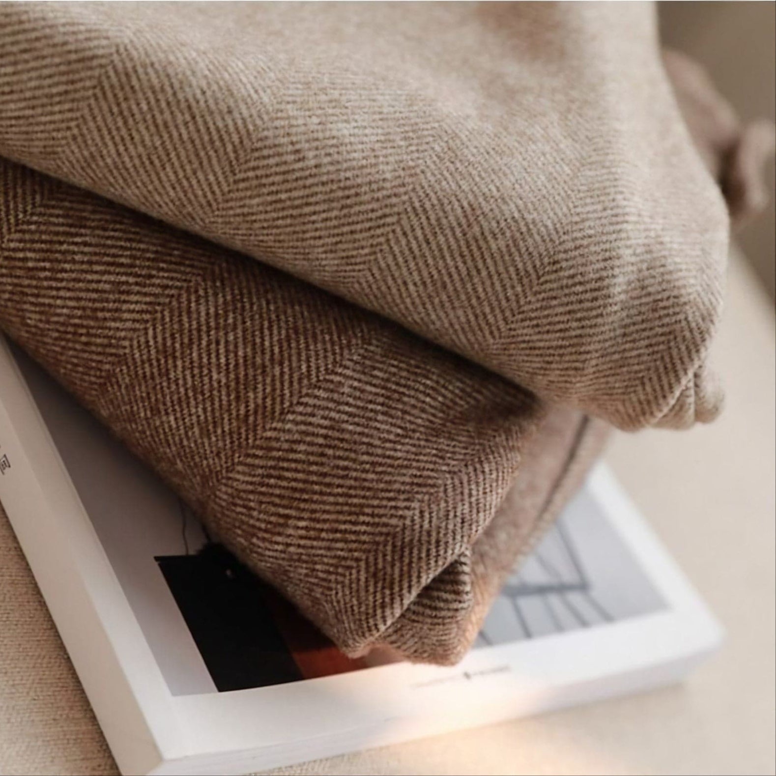 Eleganckie męskie spodnie z klasycznej wełny od Patryk Grzegorz